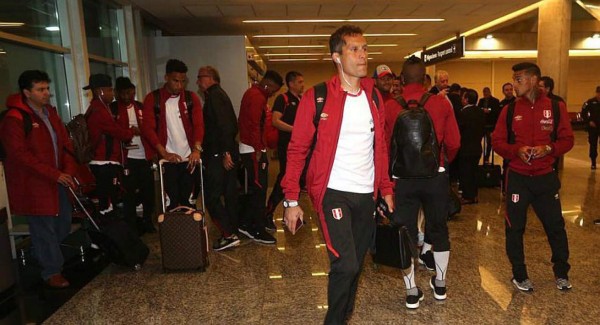 El impresionante recibimiento de la Selección de Perú a su llegada a Buenos Aires