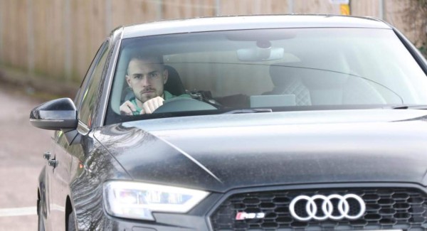 Los espectaculares autos en que llegan las estrellas del Arsenal a los entrenamientos