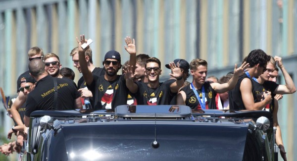 Una multitud eufórica recibe a Alemania en Berlín