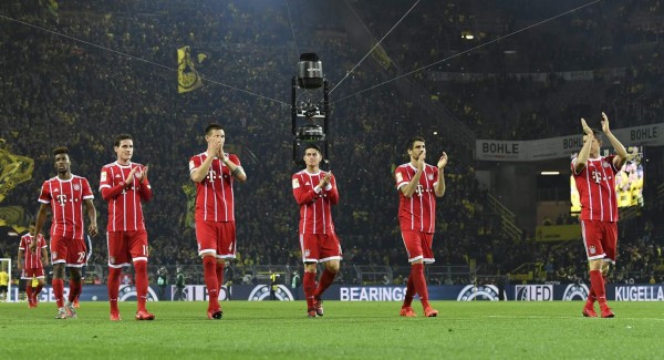 Dortmund (Germany), 04/11/2017.- Bayern's players celebrate winning the German Bundesliga soccer match between Borrusia Dortmund and FC Bayern Munich in Dortmund, Germany, 04 November 2017. (Rusia, Alemania) EFE/EPA/SASCHA STEINBACH (EMBARGO CONDITIONS - ATTENTION: Due to the accreditation guidelines, the DFL only permits the publication and utilisation of up to 15 pictures per match on the internet and in online media during the match.)