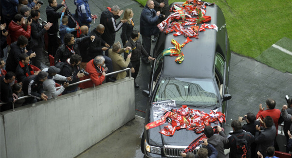 Dolor, lágrimas y aplausos en la despedida del 'Rey” Eusebio