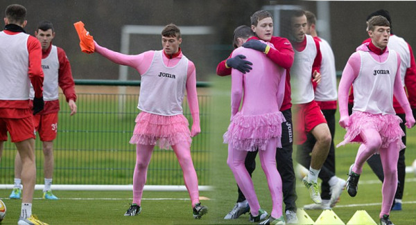 Jugador en Escocia es obligado a entrenar con traje de hadas color rosa
