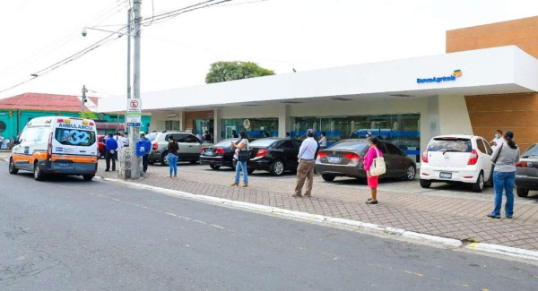 Salvadoreños comienzan a acatar la medidas de distanciamiento y Nayib Bukele lo presume