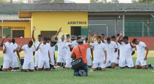 De rodillas y aferrados a la fe, así cerró su preparación el Honduras Progreso