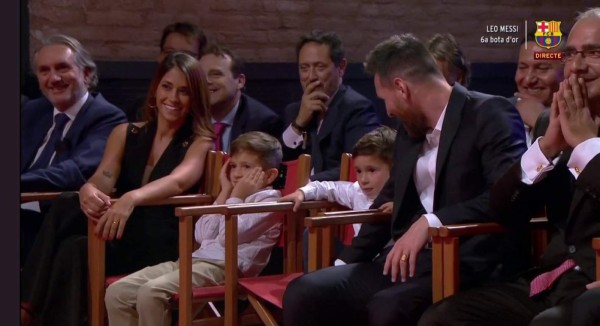 Show de Mateo Messi: Saca la lengua y roba el micrófono durante la entrega de la Bota de Oro