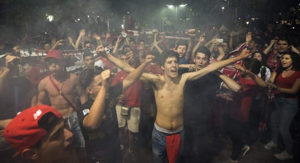 Locura de jugadores y aficionados del Sevilla por su título de Europa League