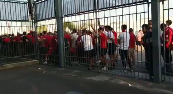 ¡Disturbios en París! Venta de boletería falsa retrasa final de la Champions y aficionados del Liverpool burlan la seguridad