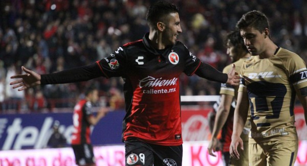 MEX81. TIJUANA (MÉXICO), 17/02/2018.- El jugador de Xolos Mateus Gonçalves (i) celebra un gol hoy, sábado 17 de febrero de 2018, durante el juego correspondiente a la jornada 8 del torneo mexicano de fútbol, entre Xolos de Tijuana y Pumas, en el estadio Caliente, en la Ciudad de Tijuana (México). EFE/Alejandro Zepeda