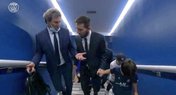 Le ofreció ayuda y entregó una tarjeta con su número: la sorpresa que se llevó Messi en su presentación con el PSG&nbsp;&nbsp;