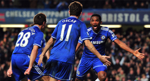 Chelsea vence a Liverpool y sigue al acecho