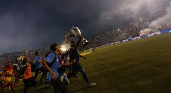 ¡Relajo! Así son las desordenadas premiaciones en Centroamérica