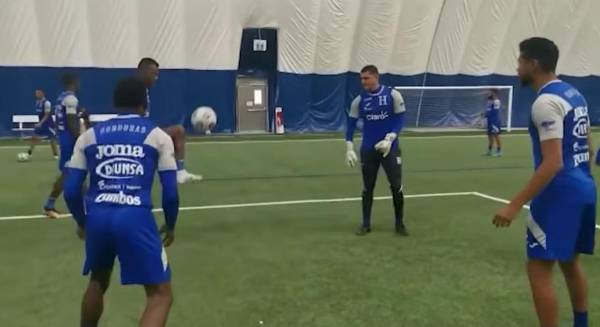 Honduras trabajó este viernes sin Alberth Elis, quien no estará el martes por problemas de documentación.