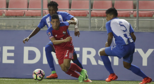 El hondureño Osbed Pérez tuvo una pesadilla marcando al panameño Ángel Orelien, anotador de un doblete en dicho partido.