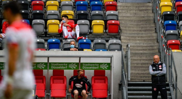 El regreso del fútbol en la Bundesliga en fotos: Celebraciones, suplentes como 'afición' y las medidas de bioseguridad