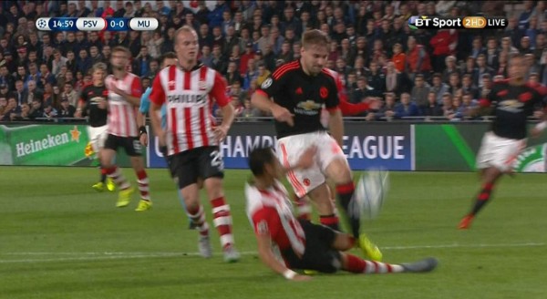 EN FOTOS: Con oxígeno sacaron a Luke Shaw tras dura lesión de Héctor Moreno