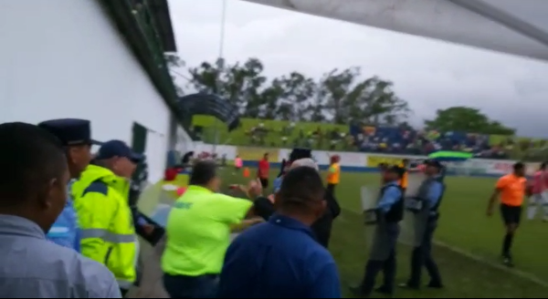 Instante en que Samuel García, presidente de Potros, agrede en el rostro a Keosseián.