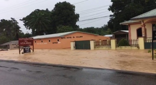 ¡Puentes derrumbados, desbordes y deslizamientos! Huracán Eta sigue causando daños en Honduras