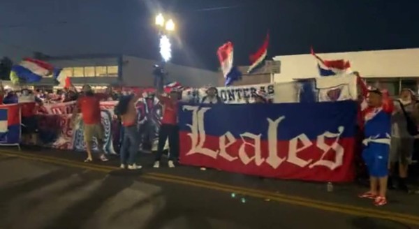 ¡Espectacular banderazo! Afición del Olimpia visitó las afueras del Exploria Stadium para alentar a su equipo