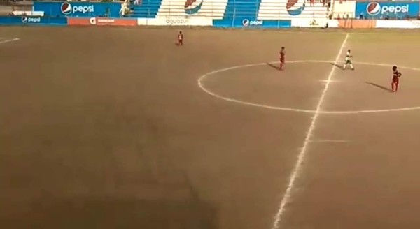 El pésimo estado en el que se encuentra la cancha del estadio Sergio Reyes de Santa Rosa de Copán