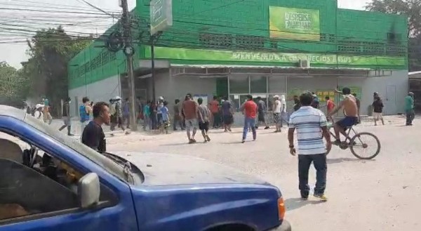 Protestas en Choloma pidiendo comida: Intentos de saqueos y quema de vehículos