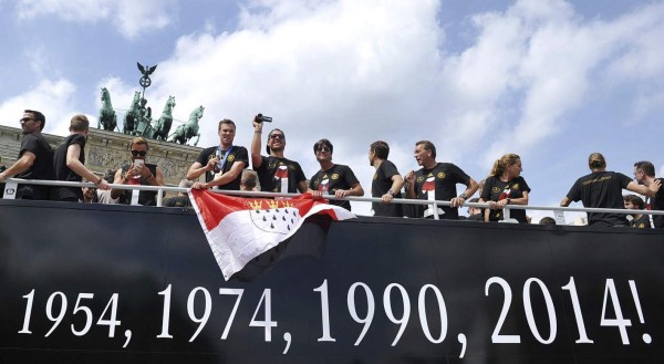 Una multitud eufórica recibe a Alemania en Berlín