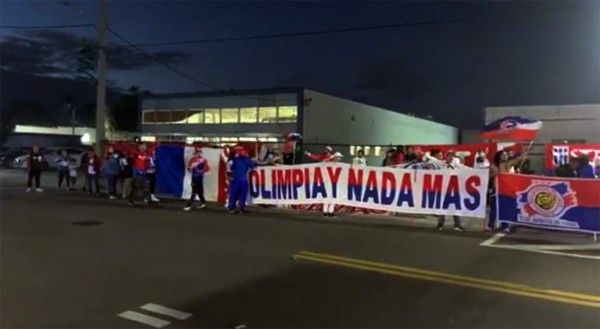 ¡Fuegos artificiales y cánticos! Afición del Olimpia le dio el banderazo previo al juego contra Tigres