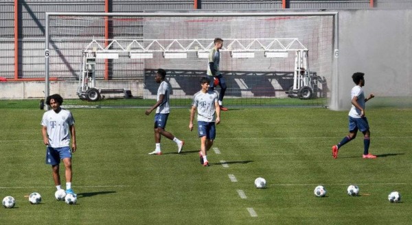 ¿Y el coronavirus? Sin abrazos y en grupos, así fue el entrenamiento del Bayern Munich