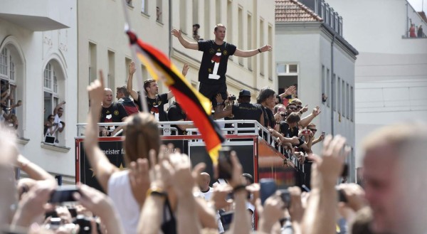 Una multitud eufórica recibe a Alemania en Berlín