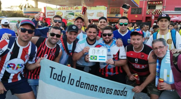 ¡Qué ambiente! Queman la camisa de Messi y novia de jugador argentino deslumbra en el Mineirao
