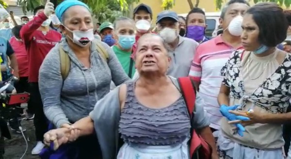 Descontrol y desorden en El Salvador de ciudadanos buscando subsidio aprobado por gobierno de Bukele