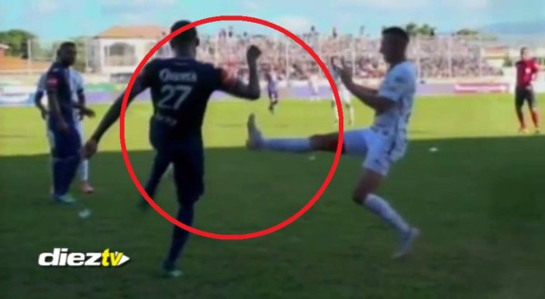 VÍDEO: La exagerada falta de David Mendoza en contra de Félix Cristanto