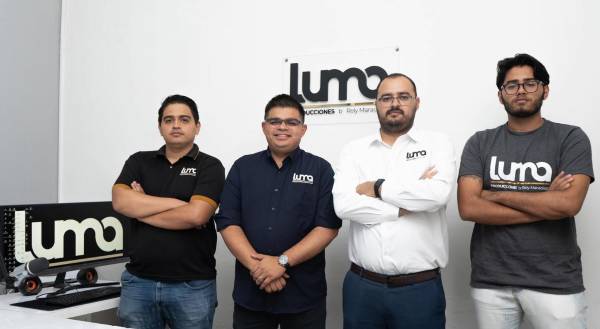 Rely posando junto a parte de su equipo de trabajo en la empresa que sueña con llevar a producir contenidos a nivel regional.