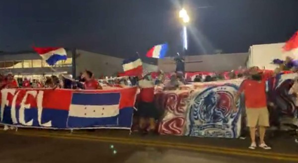 ¡Espectacular banderazo! Afición del Olimpia visitó las afueras del Exploria Stadium para alentar a su equipo