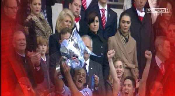 VIDEO: La Copa del Manchester City se partió en dos