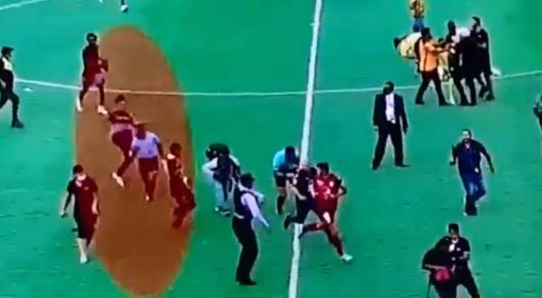 Momento en el que el cobarde aficionado agredió por la espalda al árbitro Jack Rodríguez.