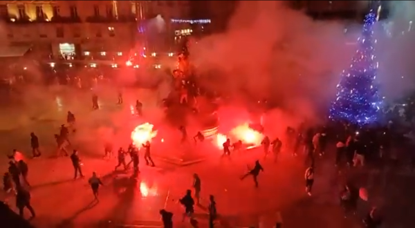 Lluvia de bengalas entre franceses y marroquiés en distintas localidades del territorio galo.