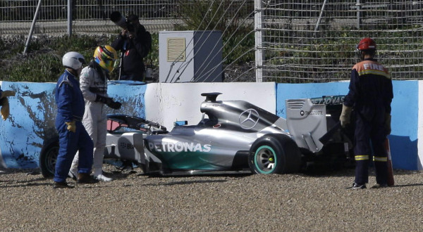 Lewis Hamilton se accidenta en entrenamiento de Fórmula Uno