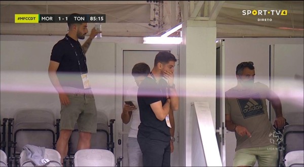 El festejo del Tondela tras salvar la categoría en Portugal: Jonathan Rubio hasta se quitó la mascarilla