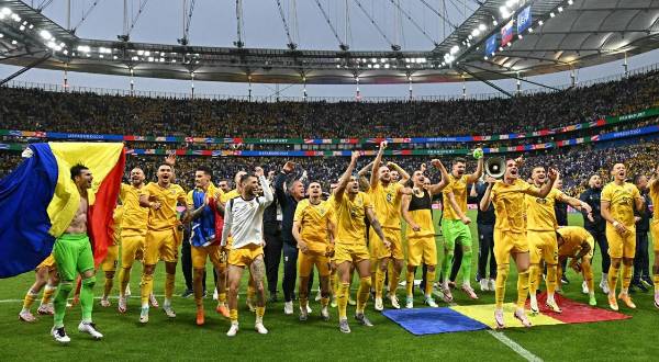 El festejo de Rumania tras lograr la clasificación a octavos como lider del grupo en la Eurocopa. Foto: afp.