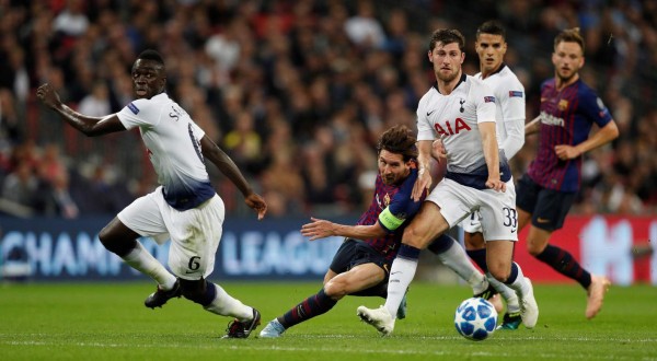 No se vio por tv: La pelea de Vidal y la típica de Messi en Wembley
