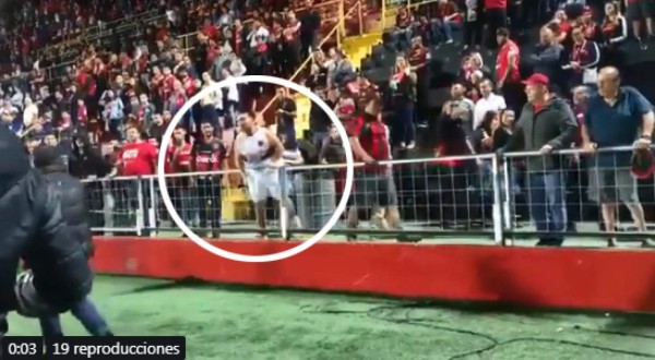 ¡Caos en el Morera Soto! Aficionados enardecidos se meten a la cancha a increpar a los jugadores del Alajuelense