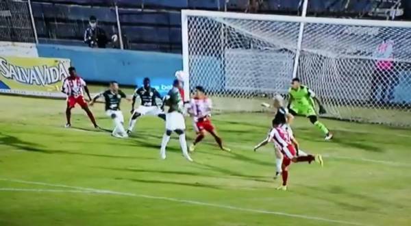 ¡Autogolazo! El grosero error del delantero colombiano Santiago Córdoba que le dio el gol al Vida ante Marathón en La Ceiba