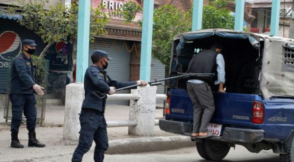¡Garrotazos y culucas! Las medidas de policía en el mundo para los que incumplen la cuarentena