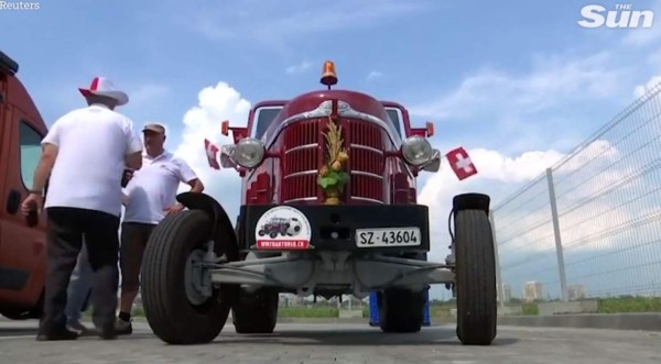 Un tractor y 1,200 millas: La curiosa historia de tres amigos para llegar a Rusia 2018