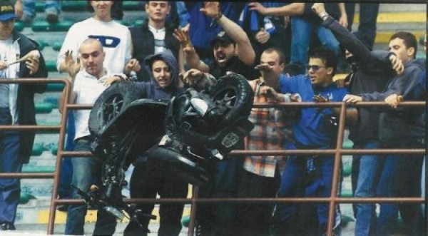 Las 10 cosas más extrañas lanzadas a un campo de fútbol