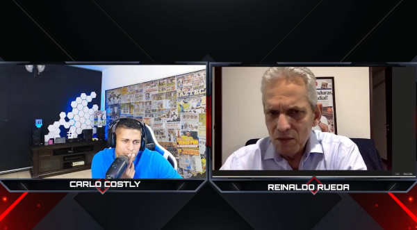 Reinaldo Rueda cuenta con un cuadro colgado de la portada de La Prensa del día posterior a la clasificación al Mundial. En dicha imagen, el colombiano es alzado por sus jugadores.