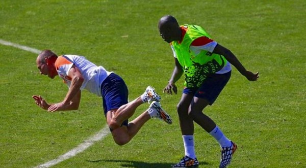 ¡INCREÍBLE! Los agarrones que se han dado los jugadores con sus propios compañeros