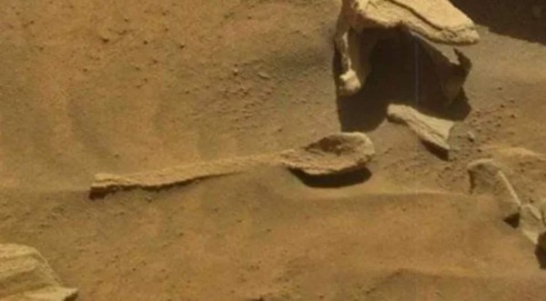 Seres extraños, 'huesos humanos' y animales: la NASA toma perturbadoras imágenes en Marte