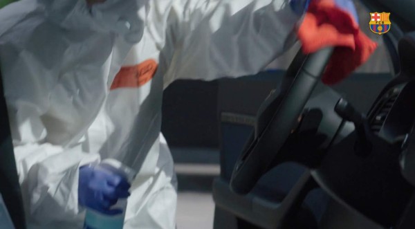 Con dos novedades, carros desinfectados y Vidal sorprende: Así fue el entrenamiento del Barcelona