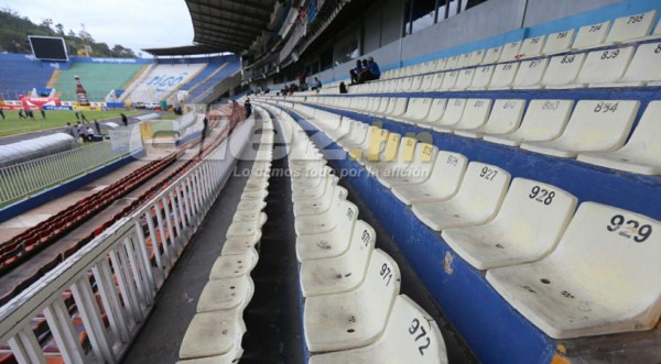 NO VISTE EN TV: El aficionado de lujo en el Nacional y Donis Escober estalló en ira